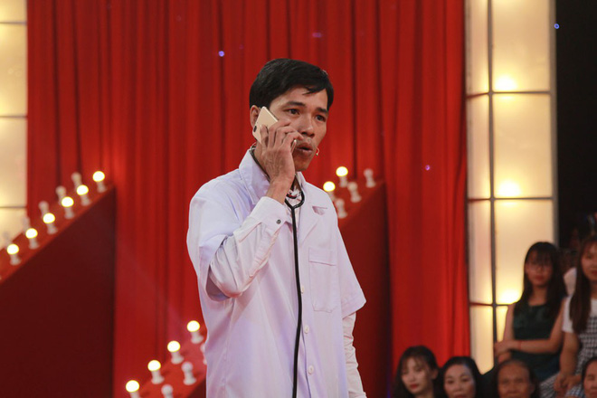 Thách thức danh hài: Anh chàng dự thi cùng người yêu mới của người yêu cũ khiến giám khảo rối não Thách thức danh hài: Anh chàng dự thi cùng người yêu mới của người yêu cũ khiến giám khảo rối não